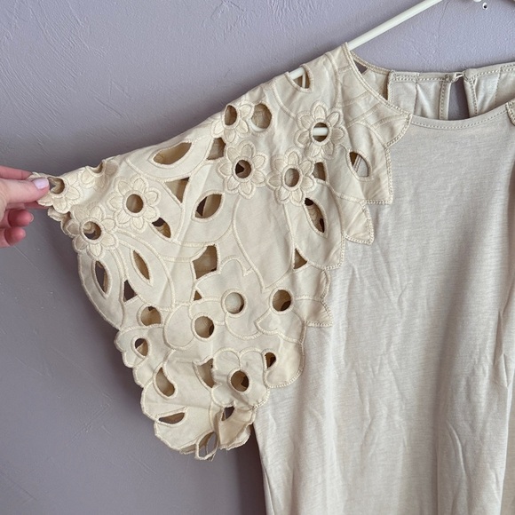 Elegant Cream Women's Top with Eyelet Sleeves, Size Large - Picture 2 of 3